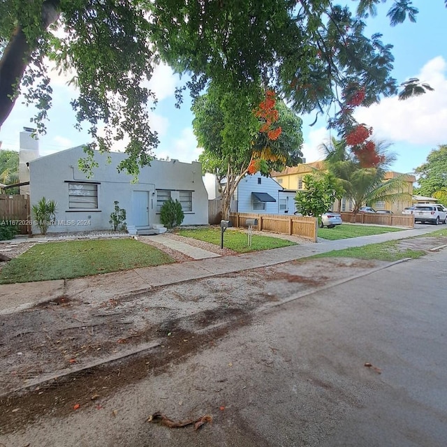 view of front facade with a front lawn