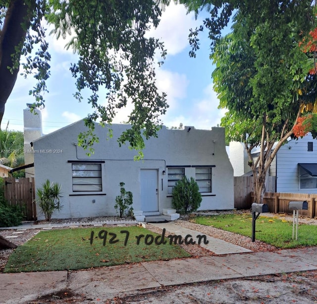 view of front facade with a front lawn