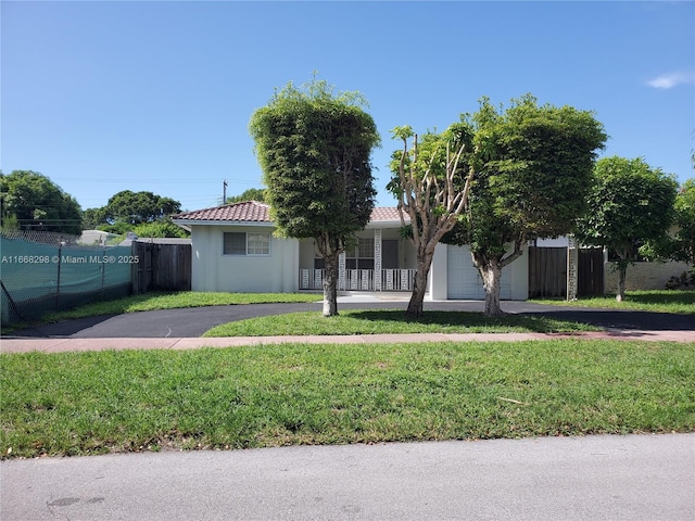 view of front facade featuring covered porch and a front yard