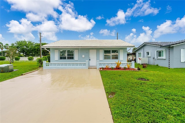 view of front of house featuring covered porch and a front lawn