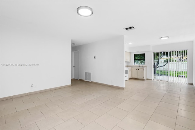 empty room featuring light tile patterned flooring