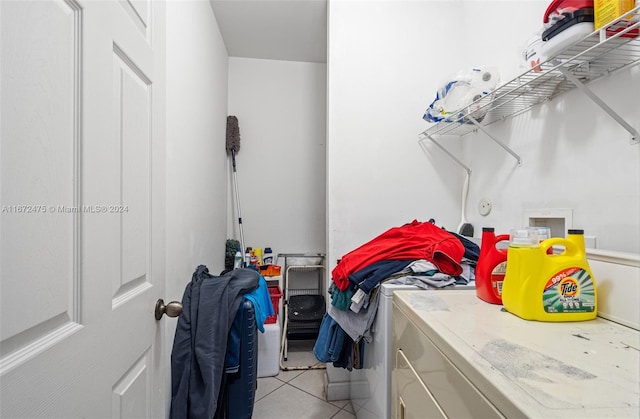 washroom featuring light tile patterned floors and washer and dryer