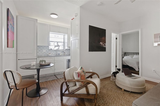 sitting room with sink and hardwood / wood-style floors