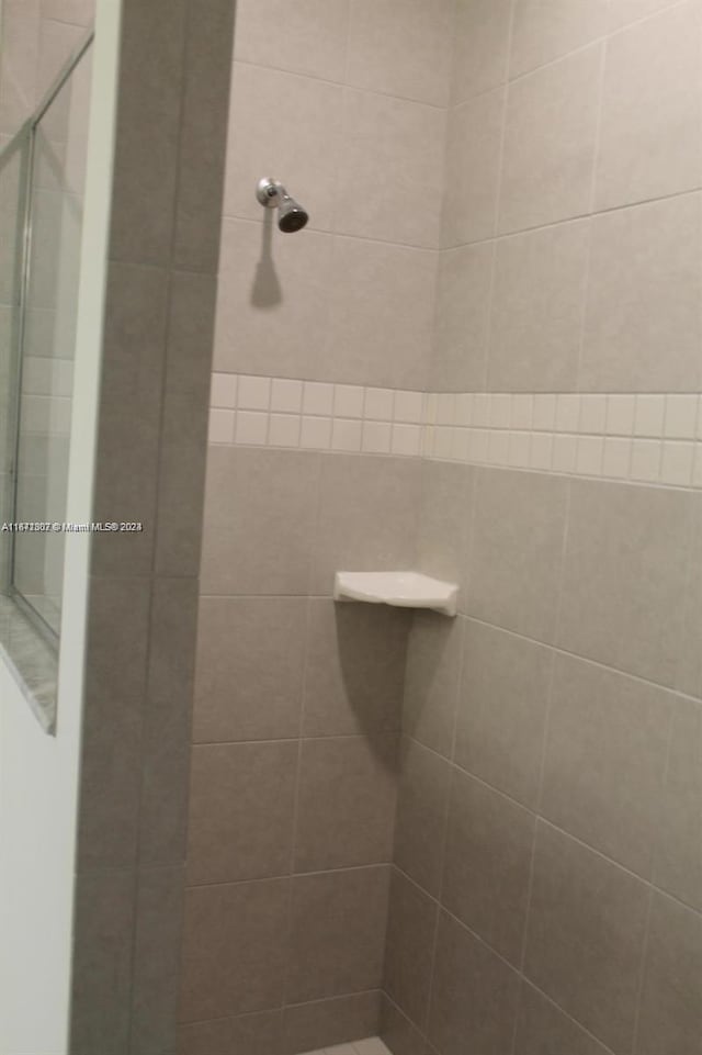 bathroom featuring a tile shower