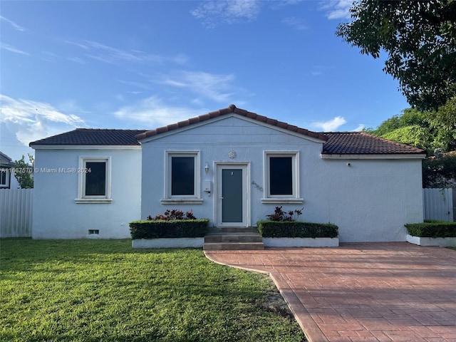 view of front of property with a front lawn