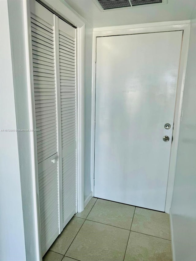 entryway featuring visible vents and light tile patterned floors