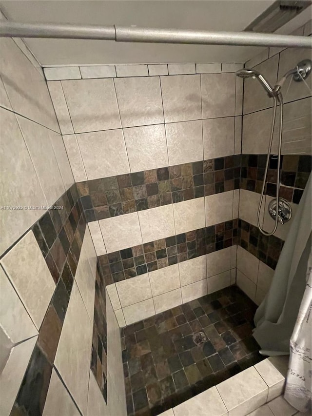 bathroom featuring a shower with shower curtain