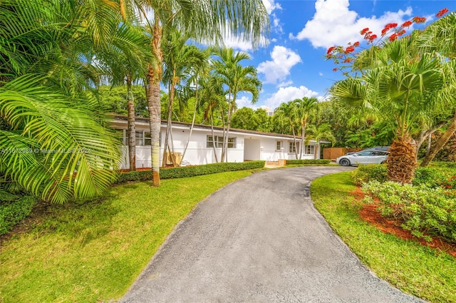 view of front of property with a front yard