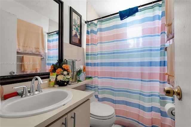 bathroom with a shower with curtain, vanity, and toilet