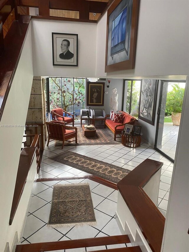 94-93 59 Cra, Barranquilla, FL 80001 - interior space featuring tile patterned floors and a high ceiling