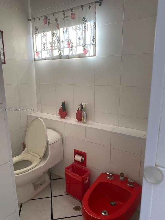 94-93 59 Cra, Barranquilla, FL 80001 - bathroom with a bidet, tile walls, a sink, tile patterned floors, and toilet