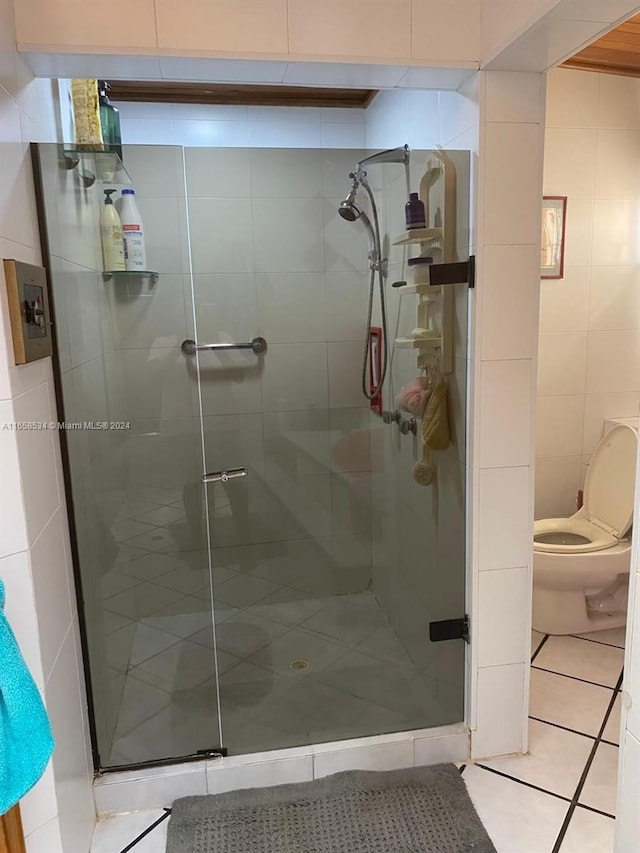 94-93 59 Cra, Barranquilla, FL 80001 - full bath featuring toilet, tile walls, a shower stall, and tile patterned flooring