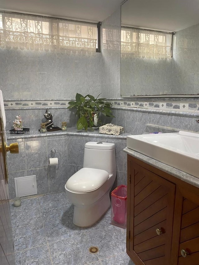 94-93 59 Cra, Barranquilla, FL 80001 - bathroom featuring toilet, tile patterned floors, tile walls, and vanity
