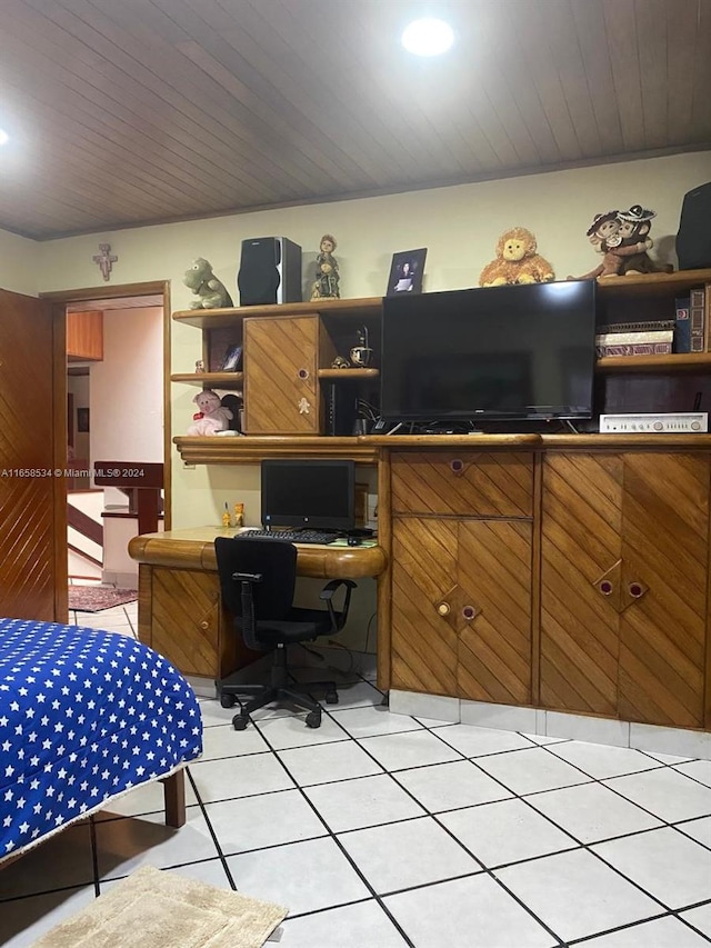 94-93 59 Cra, Barranquilla, FL 80001 - bedroom featuring built in study area, wood ceiling, and light tile patterned floors