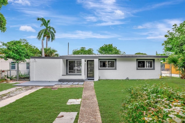 single story home featuring a front yard