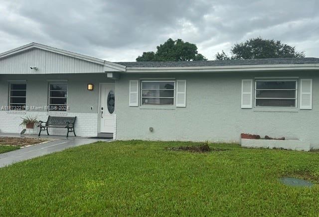 view of front of home featuring a front yard