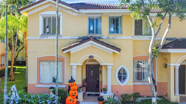 view of mediterranean / spanish-style house