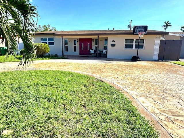 ranch-style home featuring a front yard