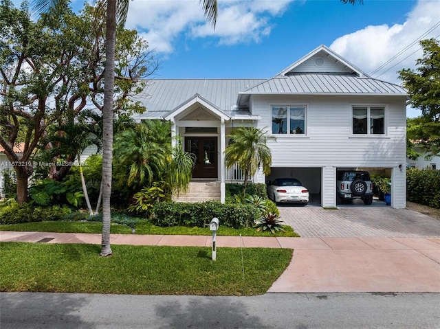 view of front of property featuring a carport and a front yard