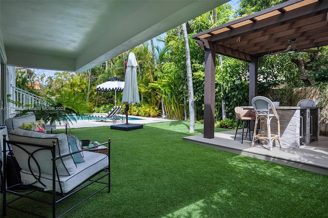 view of yard with a patio area, a pergola, and ceiling fan