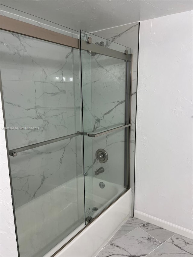 bathroom with combined bath / shower with glass door