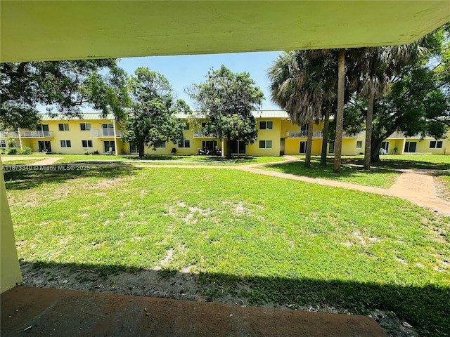 505 NW 177th St Unit 139, Miami Gardens, FL 33169 - view of green lawn