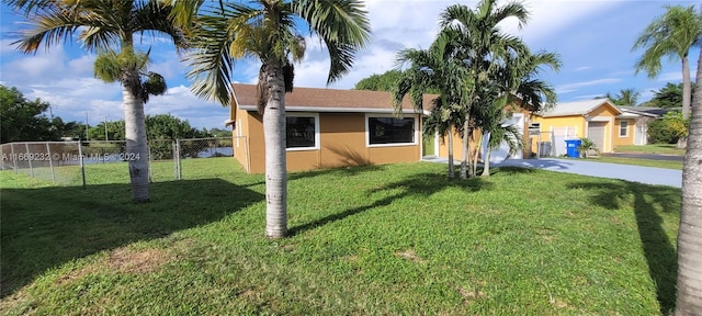 view of front facade with a front lawn