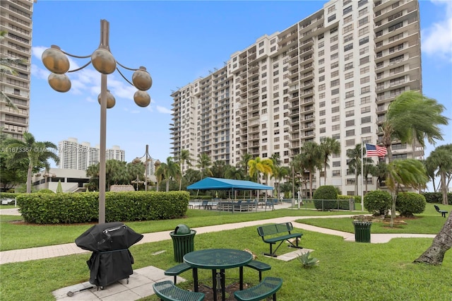 view of home's community featuring a lawn