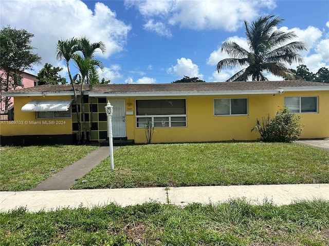 view of front of property with a front yard