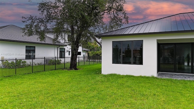 view of yard at dusk