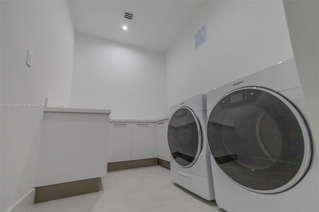 clothes washing area featuring washing machine and dryer