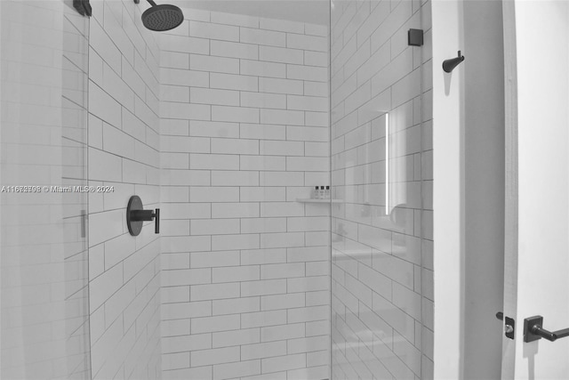 bathroom featuring tiled shower