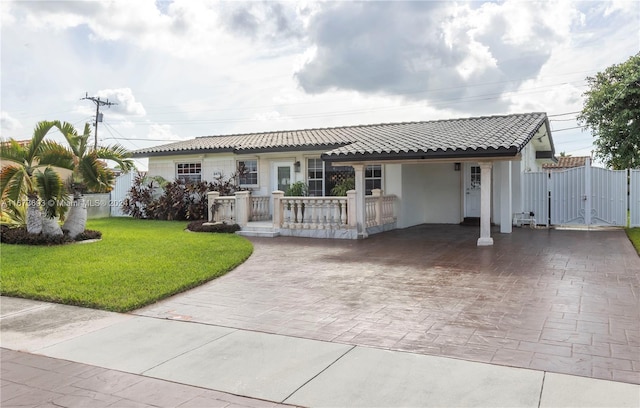 view of front of property featuring a front yard and covered porch