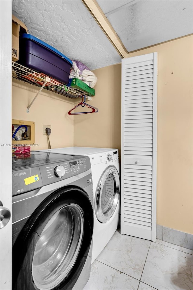 laundry area featuring a textured ceiling and independent washer and dryer