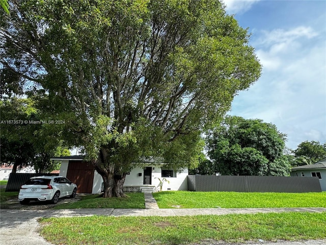 view of front facade with a front yard