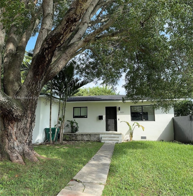 ranch-style home featuring a front lawn