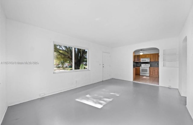 empty room featuring ceiling fan