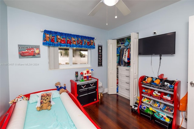 bedroom featuring a closet, dark hardwood / wood-style floors, and ceiling fan