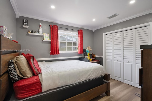 bedroom featuring light hardwood / wood-style floors and crown molding