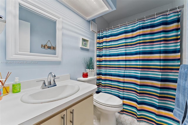 bathroom with vanity, curtained shower, and toilet