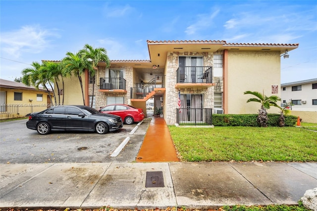 view of front of home featuring a front yard