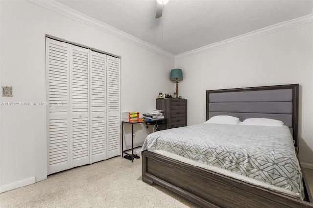 bedroom featuring ceiling fan, ornamental molding, and a closet