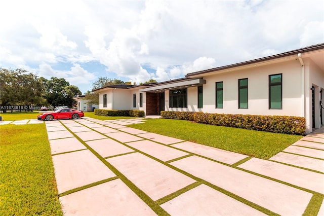 view of front of home featuring a front lawn