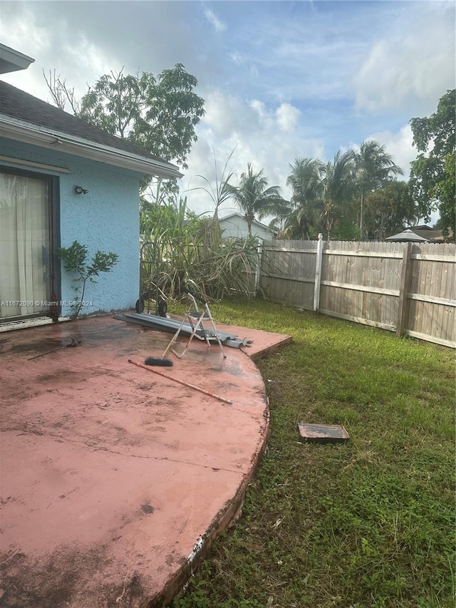 view of yard featuring a patio