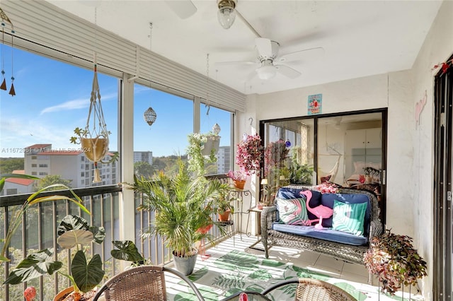 sunroom with ceiling fan