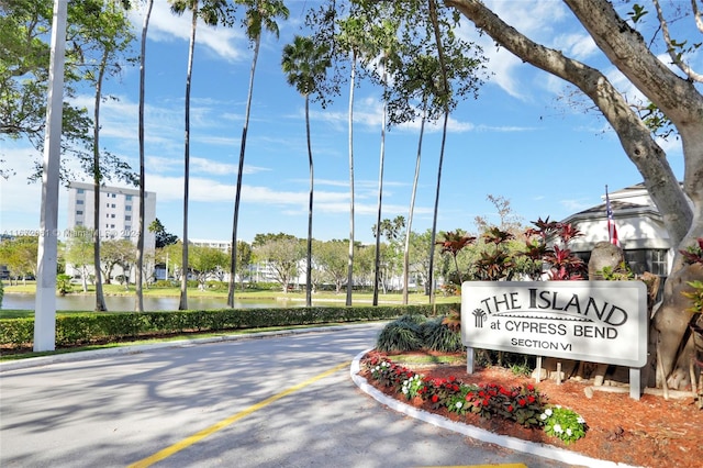 community sign featuring a water view