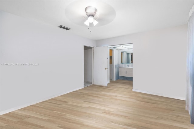 unfurnished room featuring light wood-type flooring and ceiling fan