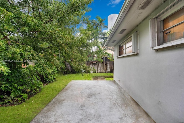 view of yard featuring a patio