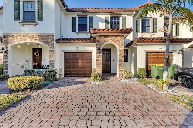 view of front facade featuring a garage