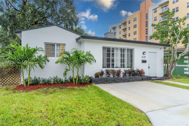 view of front of property with a front yard